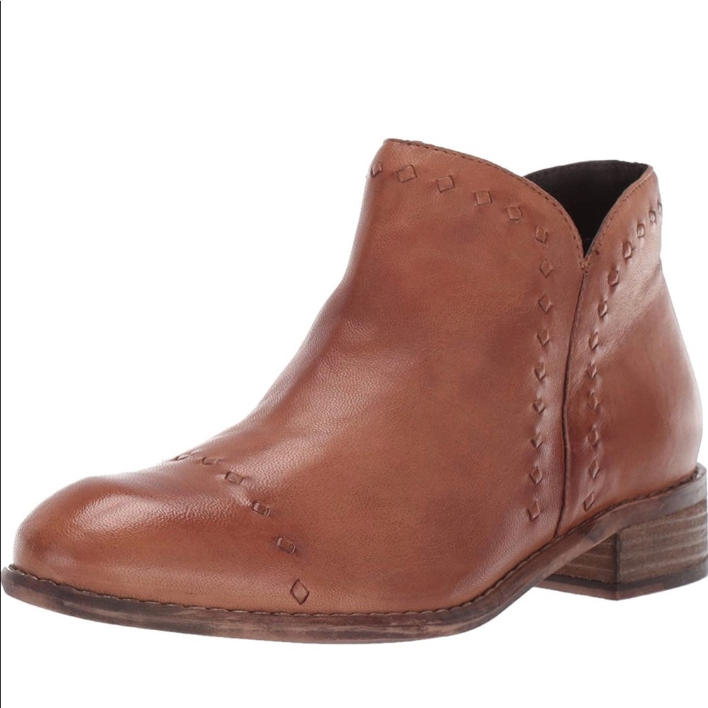NWOT Skechers leather ankle boots